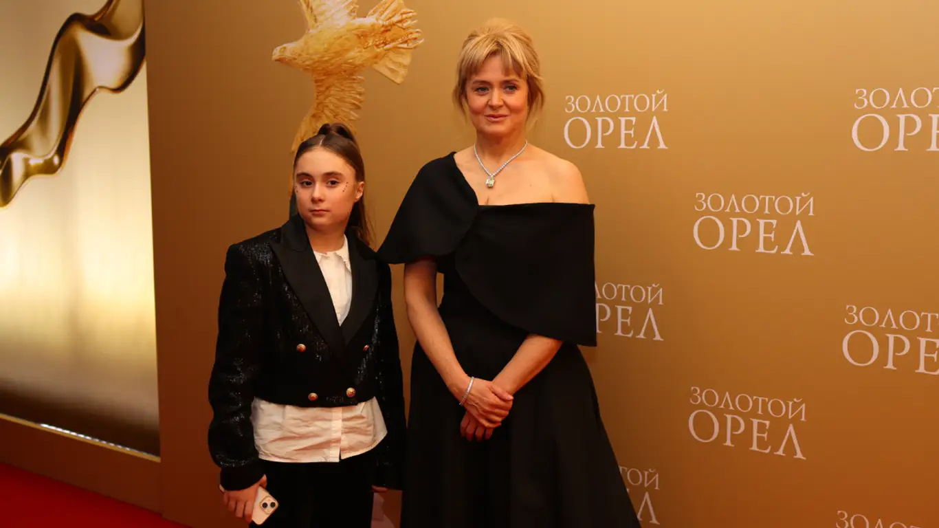 Анна Михалкова пошутила над «голой» вечеринкой на премии «Золотой орел»